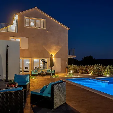 Luxury David With Swimming Pool, Sauna And Jacuzzi فيلة