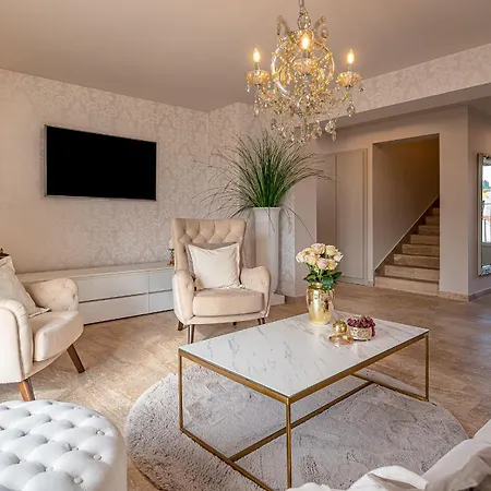 Luxury David With Swimming Pool, Sauna And Jacuzzi فيلة Pražnice