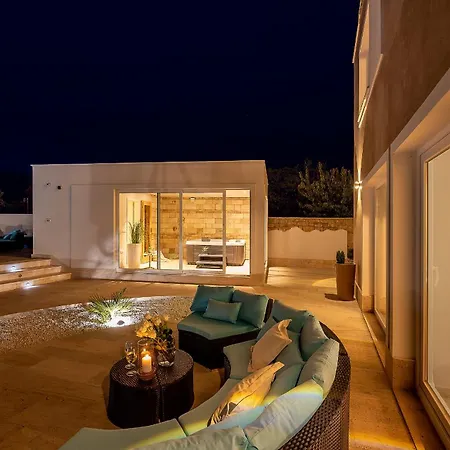 Luxury David With Swimming Pool, Sauna And Jacuzzi * Pražnice