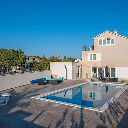 Luxury David With Swimming Pool, Sauna And Jacuzzi فيلة