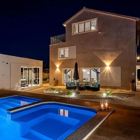 Luxury David With Swimming Pool, Sauna And Jacuzzi Villa