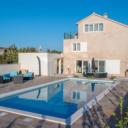 Luxury David With Swimming Pool, Sauna And Jacuzzi Pražnice