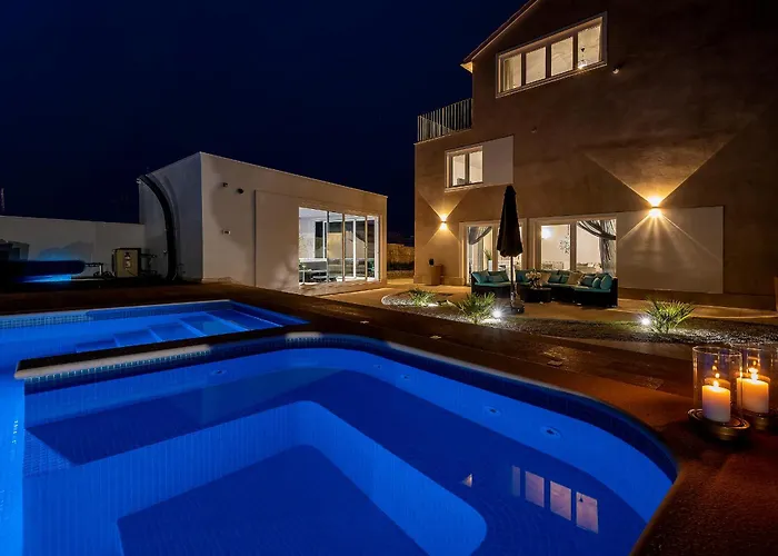 Luxury David With Swimming Pool, Sauna And Jacuzzi 빌라 *